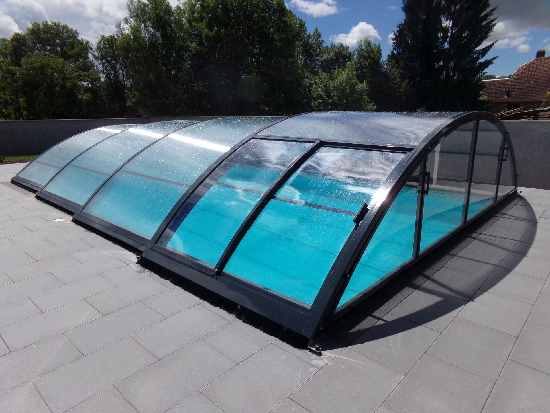 abri piscine motorisation solaire sans rail