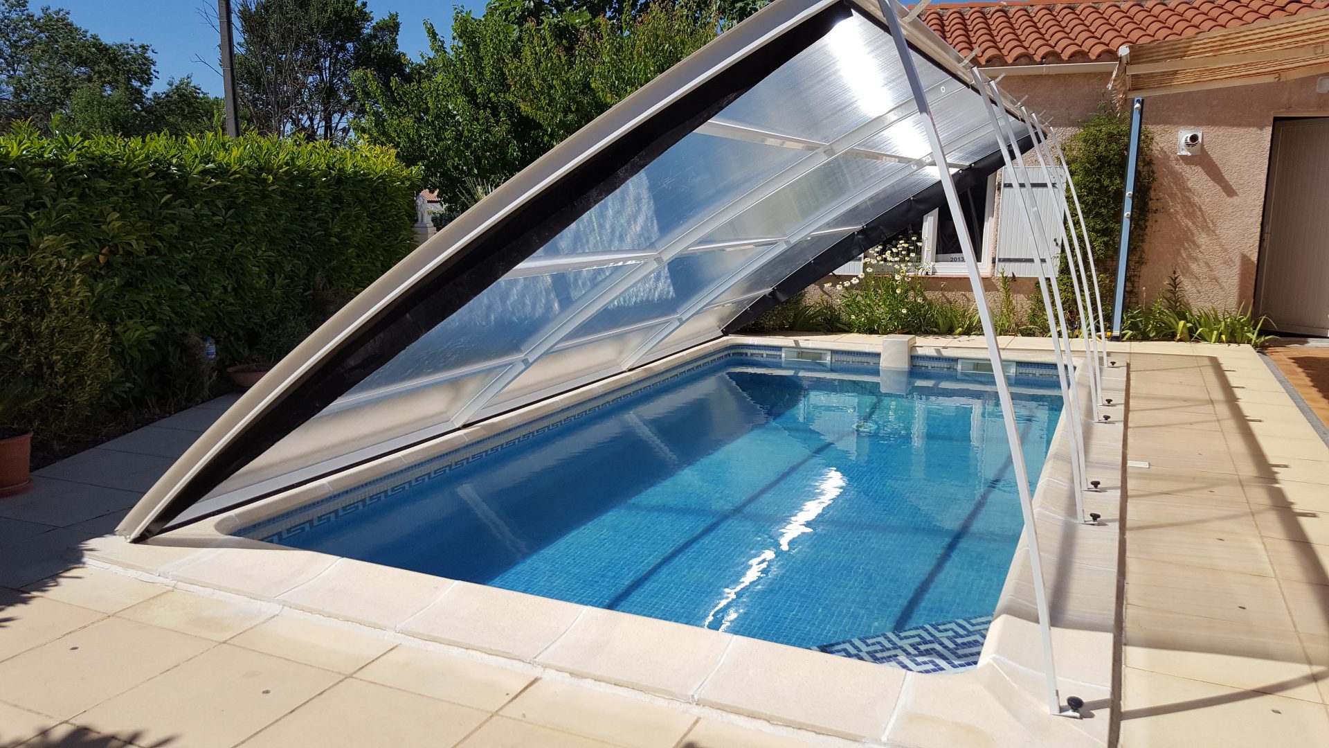 Abri piscine plat sur-mesure: sécurité & confort thermique